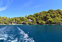 Chorvatsko - ostrov Mljet: Veliko jezero - loďkou z Pristaniště na ostrůvek sv. Marije