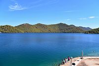Chorvatsko - ostrov Mljet: Veliko jezero - pohled z ostrůvku sv. Marije na vyhlídku Montokuc