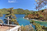 Chorvatsko - ostrov Mljet: Veliko jezero - ostrůvek sv. Marije