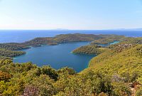 Chorvatsko - ostrov Mljet: Národní park Mljet z vrcholu Montokuc (Veliko jezero)