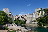 Bosna a Hercegovina: Mostar - Stari most od řeky Neretvy