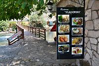 Bosna a Hercegovina: Blagaj - restaurace u řeky Buny