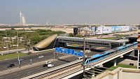 SAE - Dubaj: stanice metra a klimatizovaná lávka přes silnici