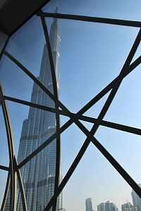 SAE - Dubaj: Burj Khalifa z lávky přes silnici
