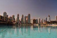 SAE - Dubaj: vodní plocha u Burj Khalifa