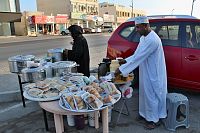 Omán: prodejci občerstvení na parkovišti