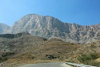 Omán: silnice do pohoří Al-Hajar