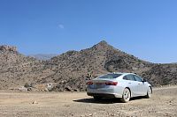 Omán: silnice do pohoří Al-Hajar, auto z půjčovny