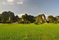 Severní Vietnam: oblast Ninh Binh - skály v Tam Coc