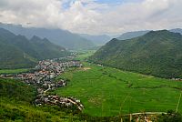 Severní Vietnam: Mai Chau - pohled na údolí z vyhlídky u silnice QL6