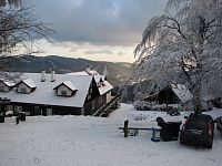 Bílé Karpaty: chata Jana na turistické cestě k Velkému Lopeníku od Mikulčina vrchu