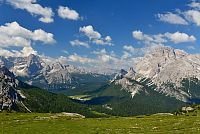 Itálie - Dolomity: Tre Cime di Lavaredo / Drei Zinnen - výhled na údolí s jezerem Misurina