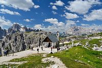 Itálie - Dolomity: Tre Cime di Lavaredo / Drei Zinnen - kaple Cappella degli Alpini