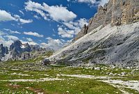 Itálie - Dolomity: Tre Cime di Lavaredo / Drei Zinnen - chata Lavaredo