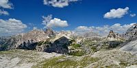 Itálie - Dolomity: Tre Cime di Lavaredo / Drei Zinnen - pohled na sever k chatě Rifugio Antonio Locatelli / Dreizinnenhütte