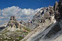 Itálie - Dolomity: Tre Cime di Lavaredo / Drei Zinnen - pohled na sever k chatě Rifugio Antonio Locatelli / Dreizinnenhütte