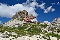 Itálie - Dolomity: Tre Cime di Lavaredo / Drei Zinnen - chata Rifugio Antonio Locatelli / Dreizinnenhütte