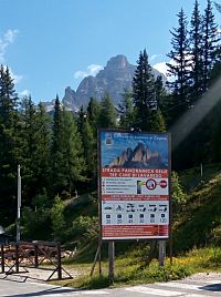 Itálie - Dolomity: Tre Cime di Lavaredo / Drei Zinnen - tabule s cenami u mýtné brány