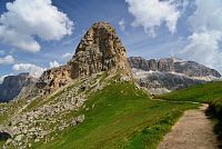 Itálie - Dolomity: stezka od sedla Pordoi, vzadu masív Sella