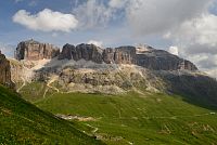 Itálie - Dolomity: masív Sella a Piz Boe z Bindelovy stezky, dole sedlo Pordoi