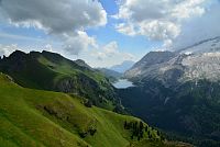 Itálie - Dolomity: Marmolada a přehrada Lago di Fedaia z hřebene Padon