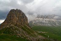 Itálie - Dolomity: masív Sella z Bindelovy stezky - přicházející bouřka