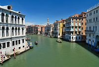 Itálie - Benátky: pohled z mostu Ponte di Rialto