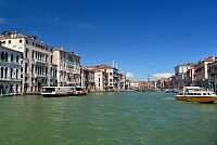 Itálie - Benátky: při plavbě vaporettem po Canal Grande