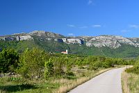 Chorvatsko: silnice ke Glavaši, v pozadí kostel Sv. Mihovila nad obcí Kijevo a hora Bat