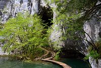 Chorvatsko: Národní park Plitvická jezera, dolní část, jeskyně Šupljara (špilja Šupljara)