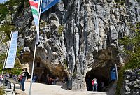 Rakousko – Dachstein: vstup do Obří ledové jeskyně (Rieseneishöhle)