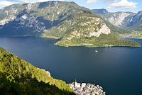Rakousko: Hallstatt - vyhlídka ze skywalku na jezero a Hoher Sarstein