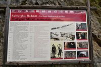 Rakousko: Hallstatt - naučná tabule na stezce Soleweg