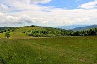 Bílé Karpaty - Moravské Kopanice: pohled na Machnáč (vlevo) a Povážský Inovec z trasy Vyškovec - Machnáč