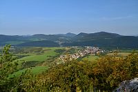 Slovensko - Malá Fatra: Belské skaly - vrcholová skála, výhled na Belou