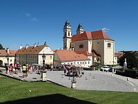 Jižní Morava: Lednicko-valtický areál - Valtice, kostel od zámku