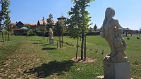 Jižní Morava: Bukovanský mlýn - alej se sochami českých panovníků