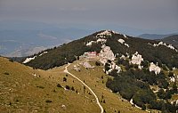 Chorvatsko - Velebit: Veliki Zavižan - pohled k horské chatě Zavižan