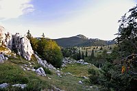 Chorvatsko - Velebit: pohled na Veliki Zavižan od parkoviště pod horskou chatou Zavižan