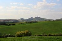 Chřiby (Buchlovské hory): Holý kopec, Buchlov, Barborka z polní cesty nad Velehradem