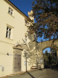 Sokolnice, východní křídlo zámku se vstupem do kaple a bránou do parku.