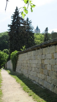 pohled na zámeček od hřbitovní zdi