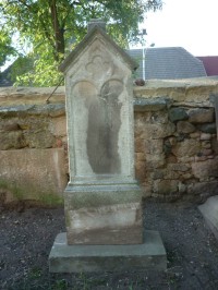 Jeden z obnovených náhrobků na přilehlém hřbitově