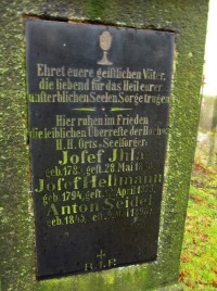 nejst.náhrobek hřbitůvku okolo kostela;nejst.pohřbený Josef Jhla,nar.1785,zemř.28.5.1838
