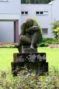  Socha z tvůrčí dílny sochaře Vincence Makovského, pocházející z třicátých let 20. století. Je to socha Odpočívající ženy, jejíž podstavec je posazen na čtyřech přes sebe kladených betonových blocích. 