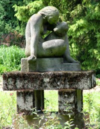 Dílo sochaře V. Makovského, pocházející z třicátých let 20. století. Je to socha Odpočívající ženy, jejíž podstavec je posazen na čtyřech přes sebe kladených betonových blocích. Znázorňuje sedící ženský akt, s dlouhými rozpuštenými vlasy.