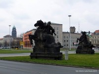 St. Petersburger Straße a Sochy ze starověkého mostu Carolabrücke