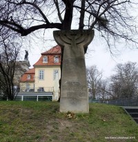 Pamětní kámen na místě synagogy od Gottfrieda Sempera zničené v roce 1938 .Pískovcový památník byl vytvořen v roce 1973 Friedemannem Döhnerem (* 1938).Text na kameni v podobě menora: 