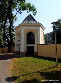 Na východní straně obvodního zděného plotu je umístěná kaplička sv.Kříže, přebudovaná z bývalé bašty v letech 1743 - 1748. Je půlkruhová a ve 20. století byla zasklená barevným figurálním sklem od V.Krpela z Bratislavy. 