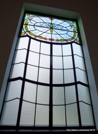 Mozaiková vitráž nad hlavním schodištěm je původní, stejně jako dlažba a kování na zábradlí schodišť.